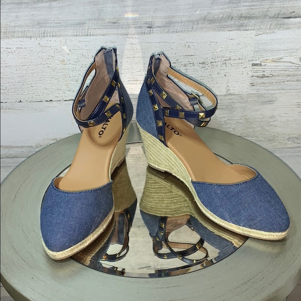 Beautiful comfortable low wedges/sandals
